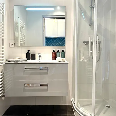 Vue A 100m De La Et Son Parkin Privée Appartement